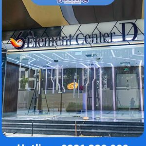 Biển khung sắt chữ mica lọng viền inox led sáng mặt